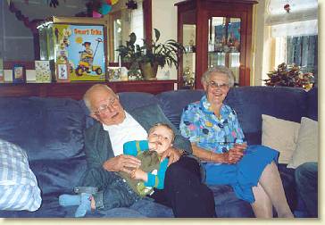 20050917-03 Jarig - met de opa en oma van mama